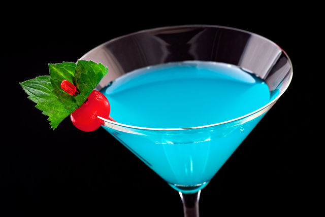 Перенестись в тропическую сказку поможет коктейль «Голубая лагуна»