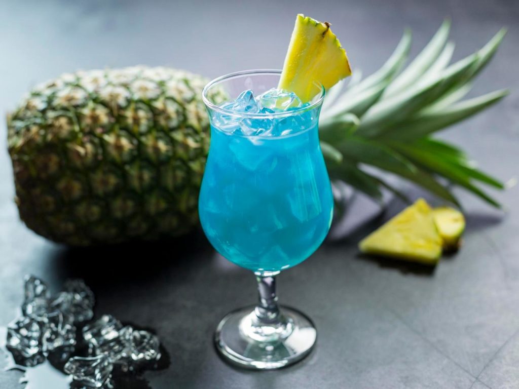 Голубые Гавайи – освежающий алкогольный коктейль для летнего праздника