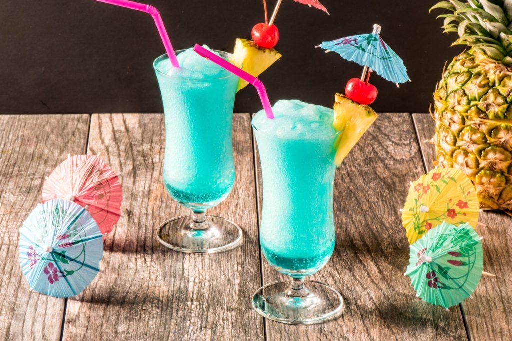 Голубые Гавайи – освежающий алкогольный коктейль для летнего праздника
