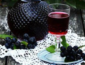 Вино из черноплодной рябины в домашних условиях: Простой рецепт вина из черноплодки без дрожжей, с листьями вишни и яблоками